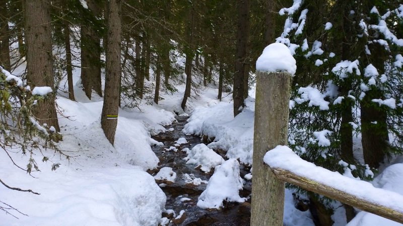 Verschneite Brücke mit Fluss